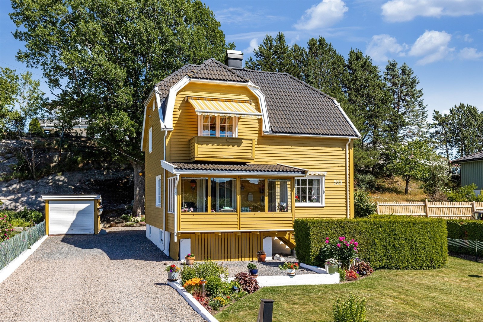 Eiendommen ligger på vestsiden av fjorden kun ca. 3. km fra bykjernen Galleribilde
