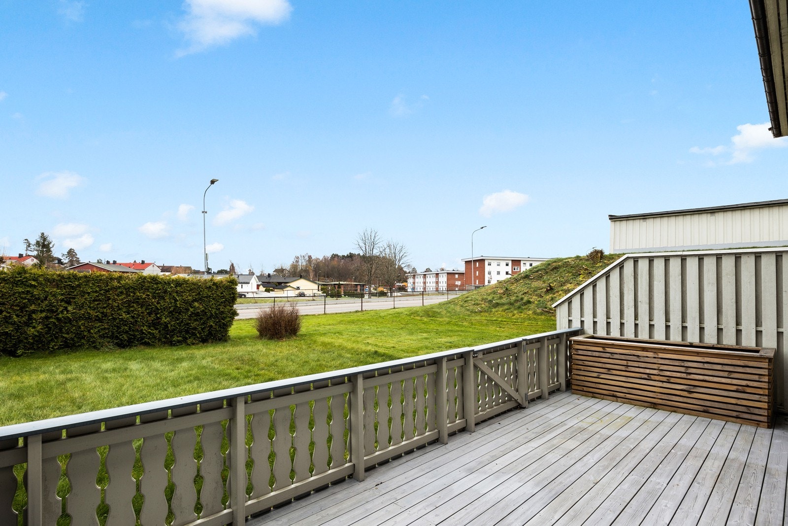 Terrasse med tilstøtende plen. Galleribilde