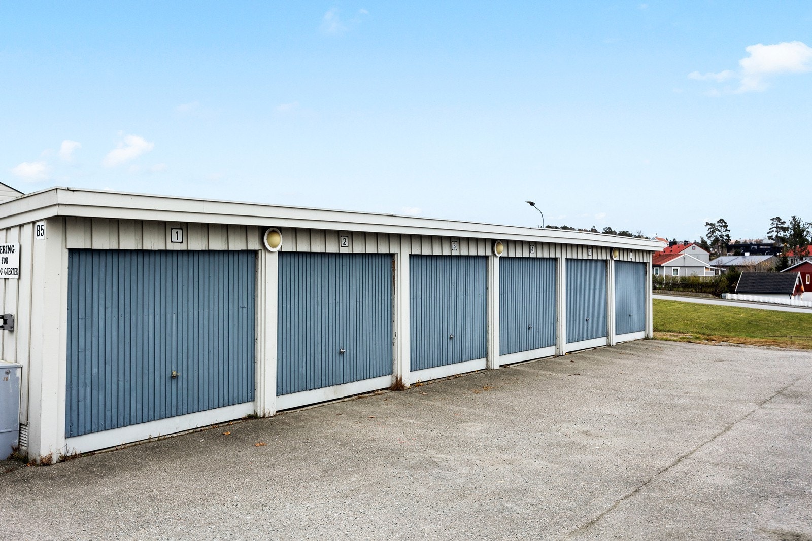Garasjeplass til en bil. Galleribilde