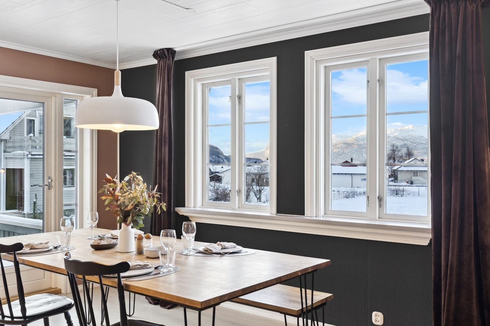 Fra boligen har du nydelig utsikt mot Svandalen Galleribilde