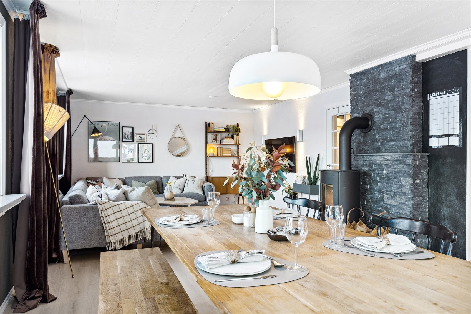 Det er også god spiseplass i stue Galleribilde