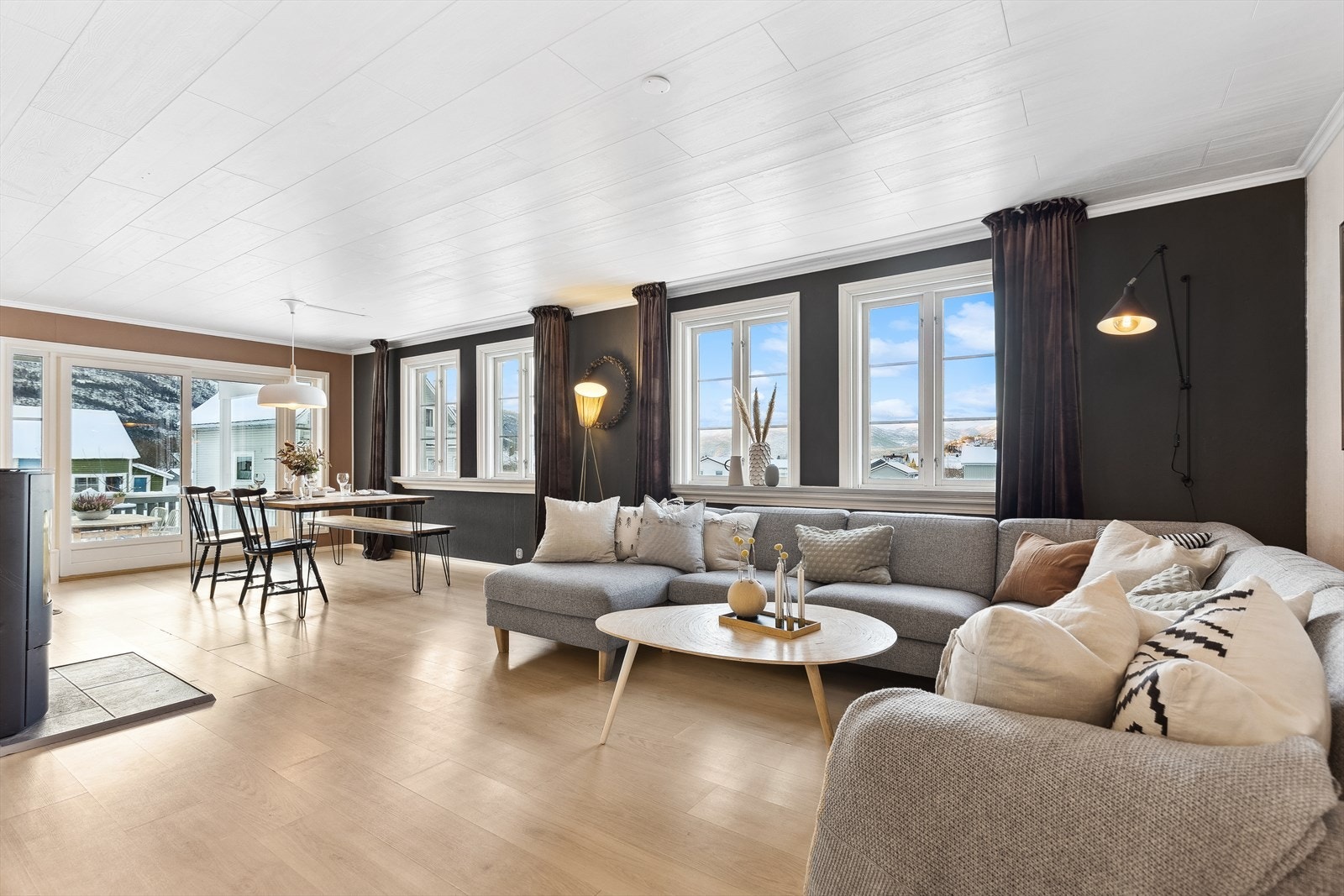 Boligen er gjennomført og moderne innredet med tidsriktige
fargevalg Galleribilde