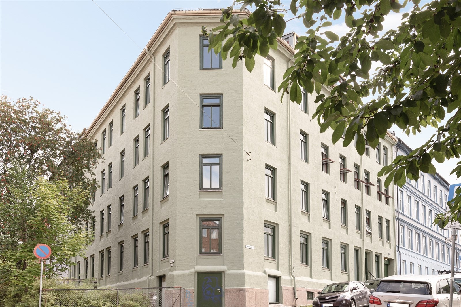 Nyrenovert fasade (2023), utført av Oslo Malermester Forretning AS. Galleribilde