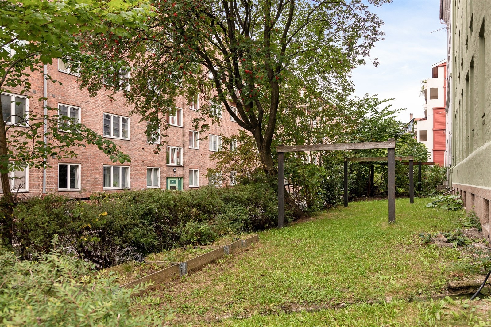 Forhave med god plass til utemøbler, grill etc. Et fint møterom for beboerne. Galleribilde