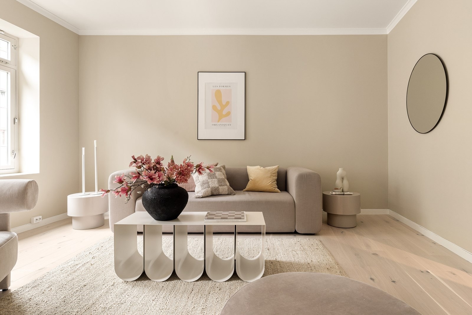 Romslig stue med pipeløp - mulighet for påkobling av peis. Galleribilde