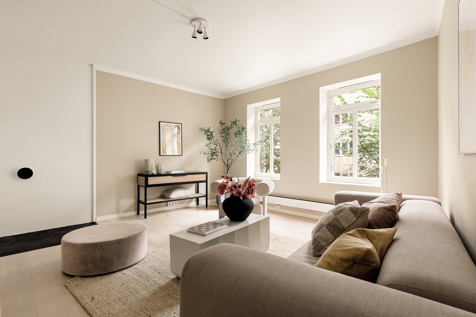 Leiligheten ligger i byggets 1. etasje og har en gjennomgående planløsning. Galleribilde