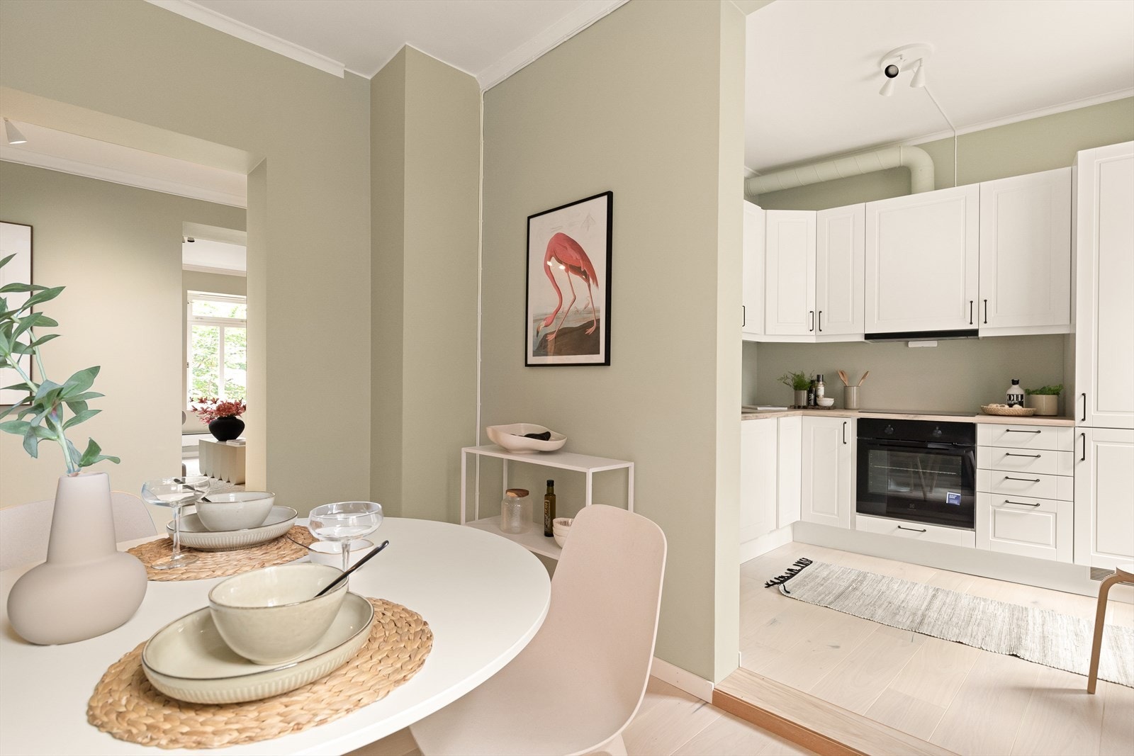 Moderne HTH kjøkken med integrerte hvitevarer. Hyggelig spiseplass i direkte tilknytning til kjøkkenet. Galleribilde