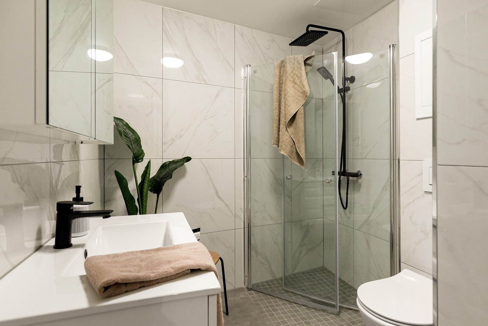 Innbydende og pent baderom som er pusset opp i 2023. Varme i gulv og opplegg for vaskemaskin. Galleribilde