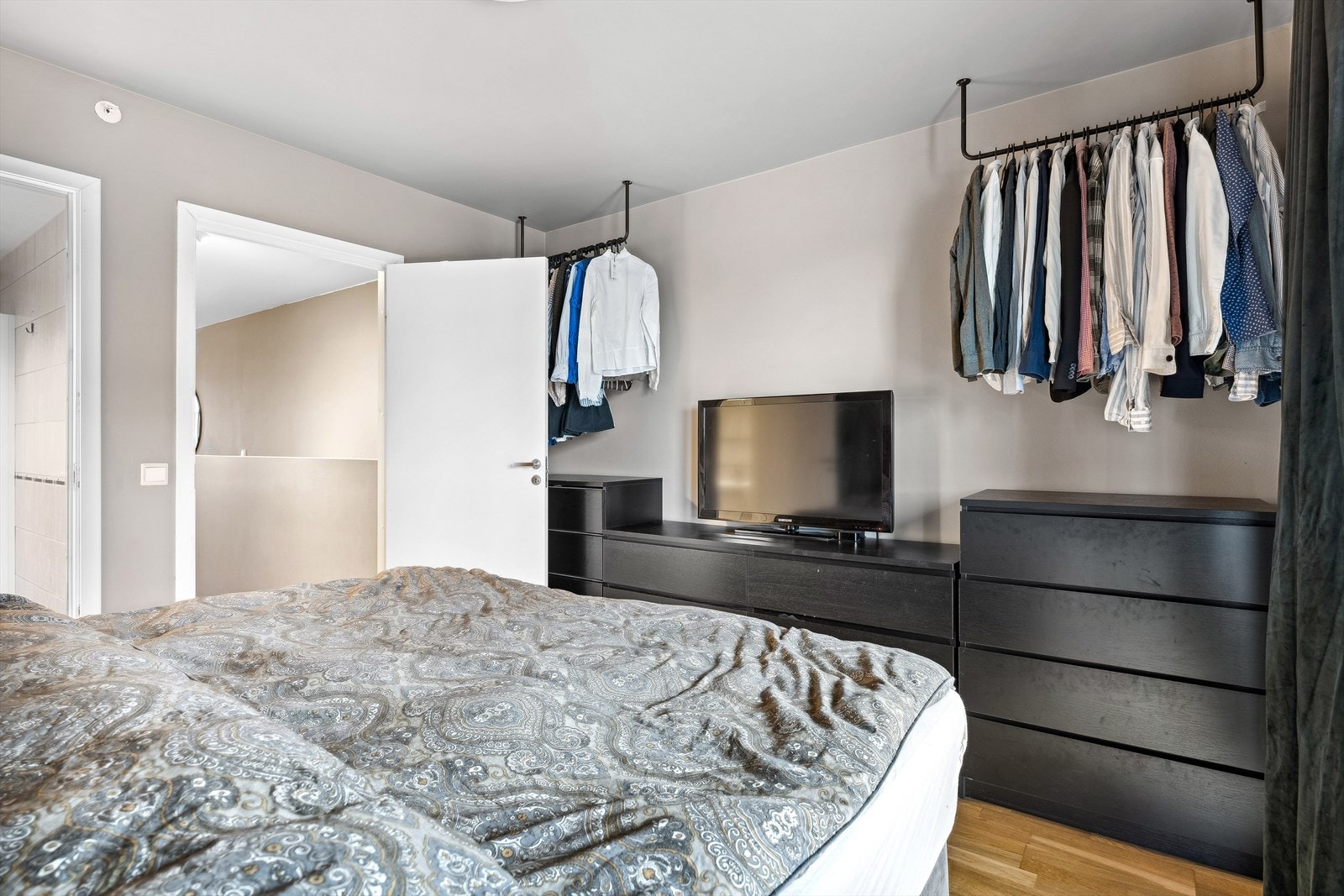 Her er det i dag en delvis åpen garderobe, men det er også plass til å plassere garderobeskap Galleribilde