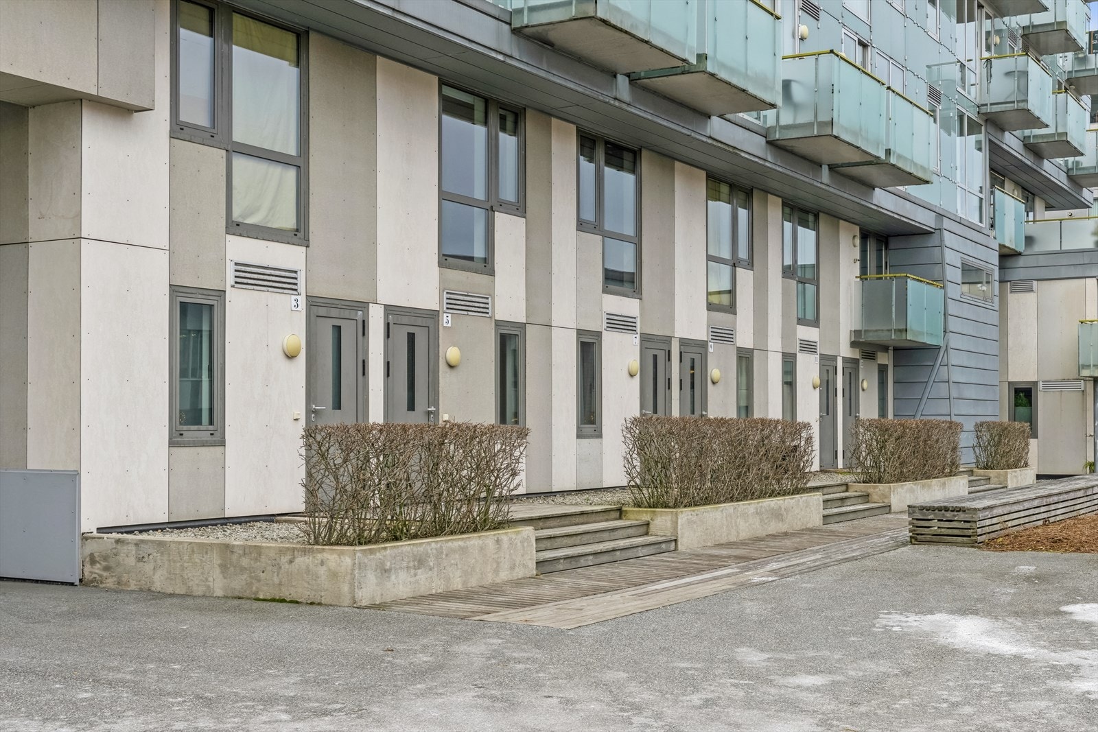 Leiligheten har egen inngang fra bakkeplan Galleribilde