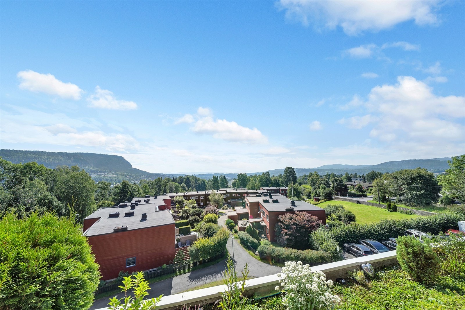 Utsiktsbilde fra balkongen på sommerstid. Galleribilde