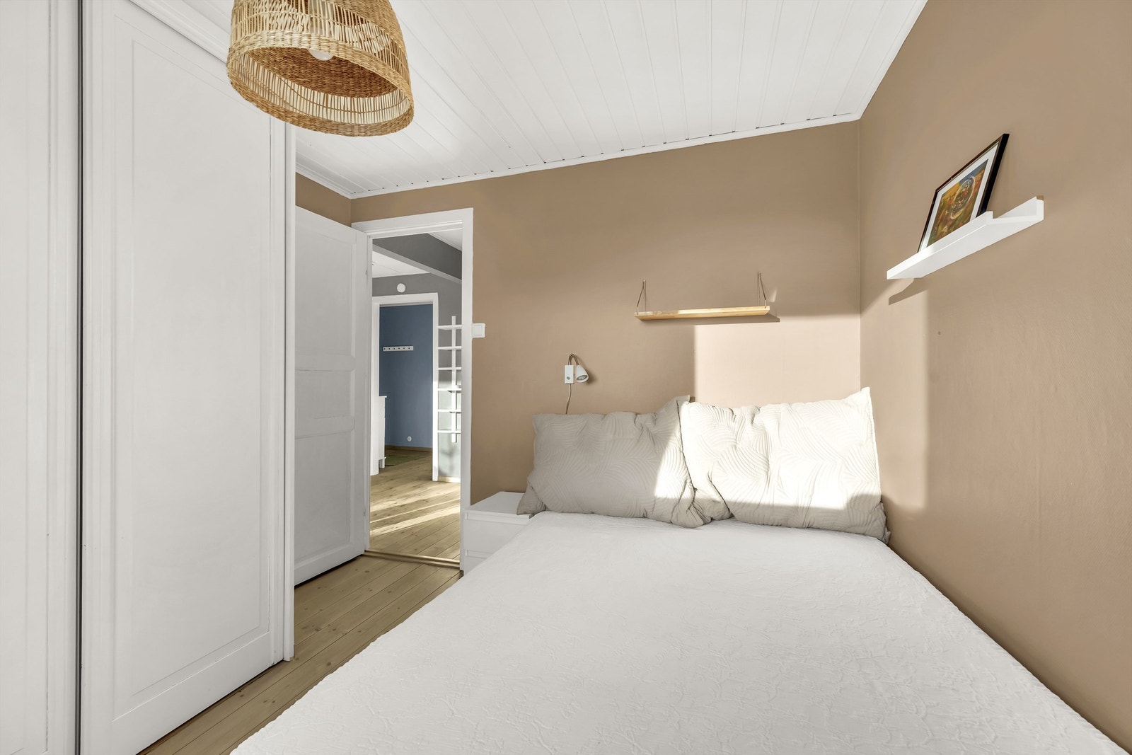 Stort og luftig soverom med skyvedørsgarderobe og plass til dobbeltseng og nattbord. Galleribilde