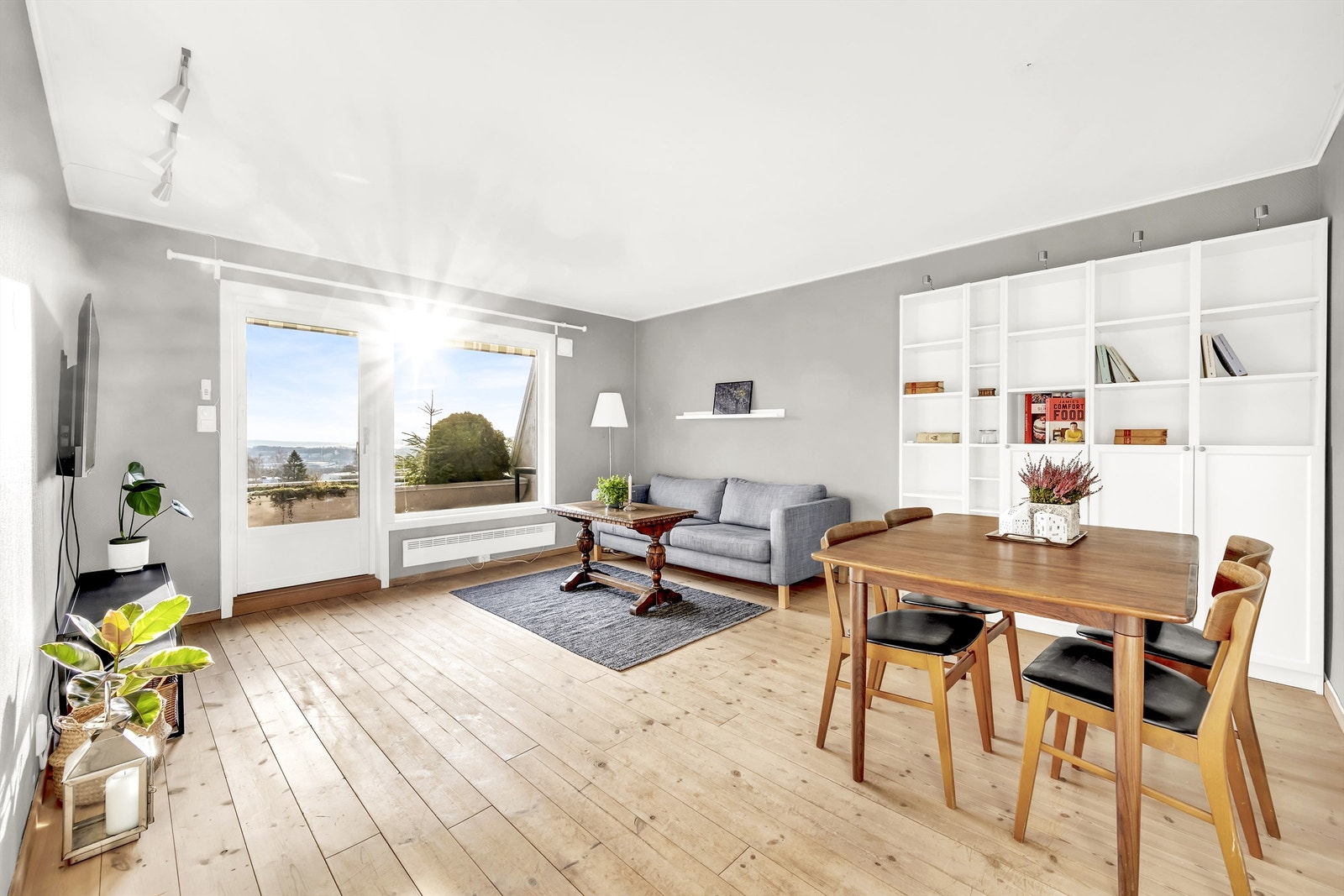 Lys og romslig stue med god plass for diverse møblering. Galleribilde