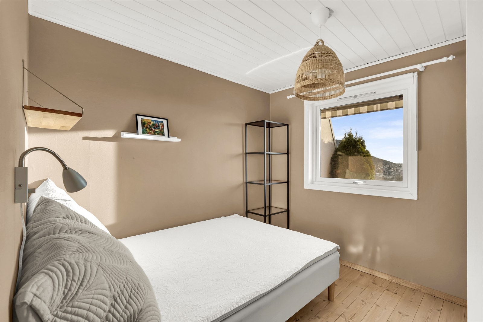 Stort og luftig soverom med skyvedørsgarderobe og plass til dobbeltseng og nattbord. Galleribilde