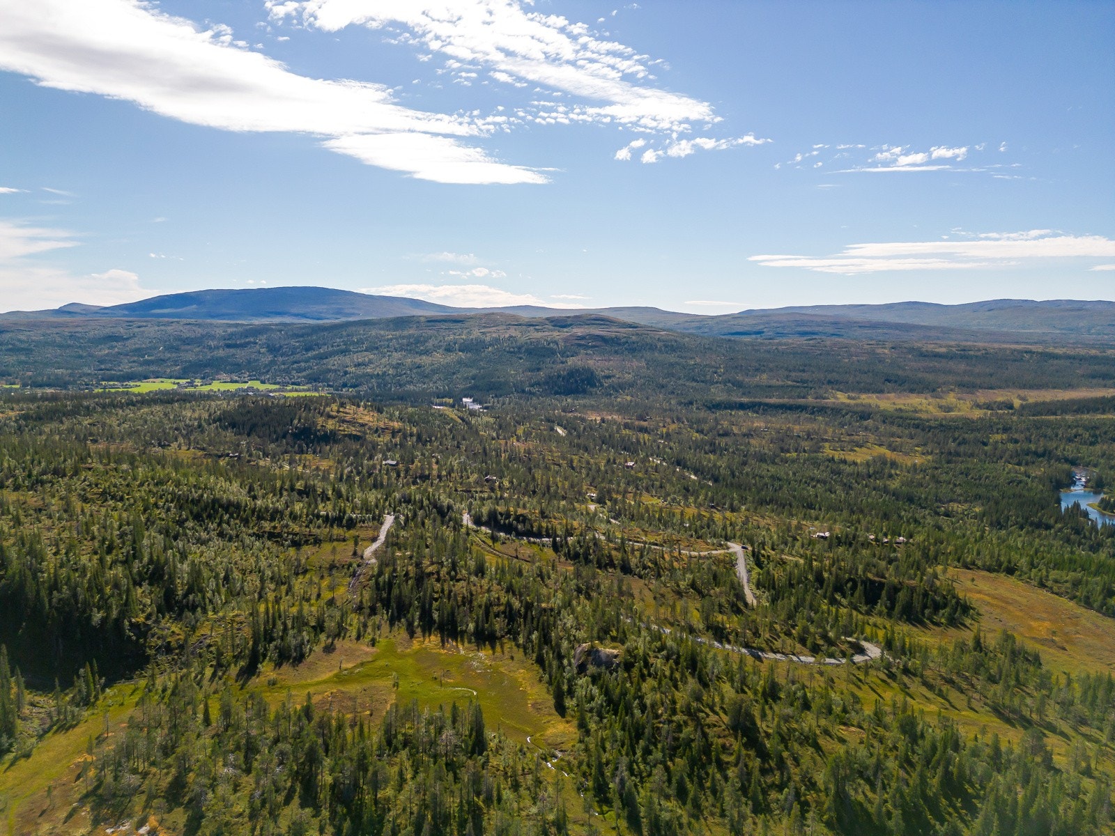 Feltet ligger meget fint til med svært gode sol- og utsiktsforhold. Det er muligheter for helårsvei, innlagt strøm, vann og avløp, slik at man får akuratt de fasilitetene man ønsker på en ny fritidsbolig Galleribilde