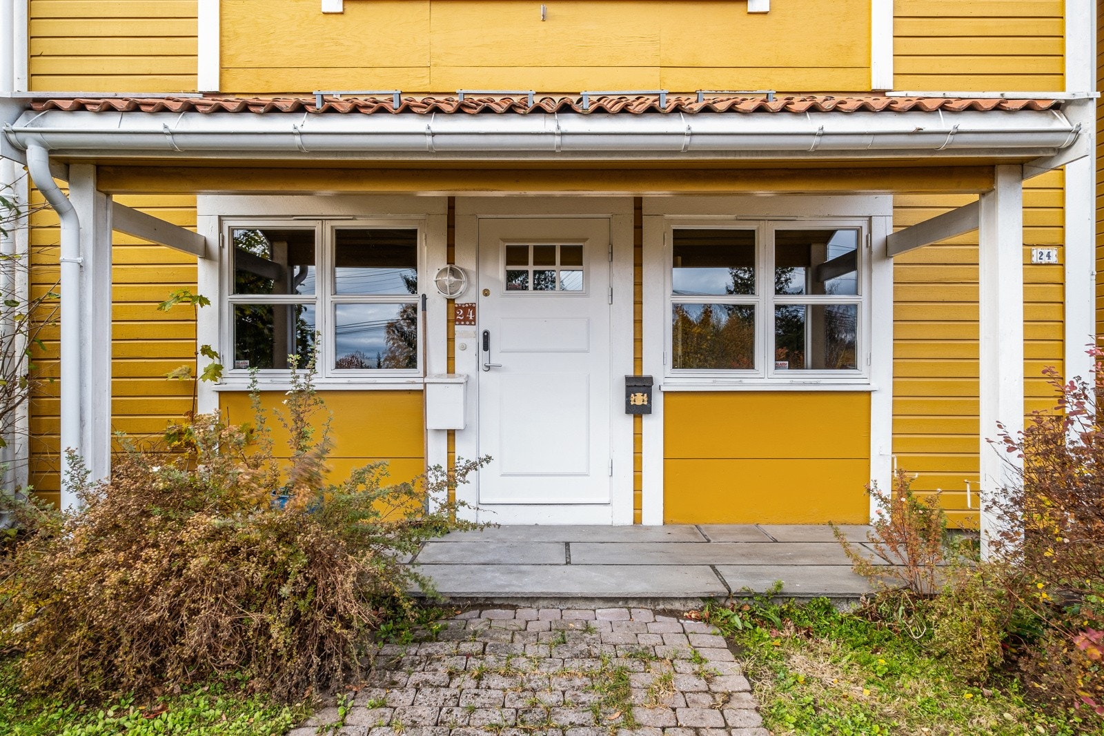 Hyggelig, overbygd inngangsparti i underetasjen. Galleribilde