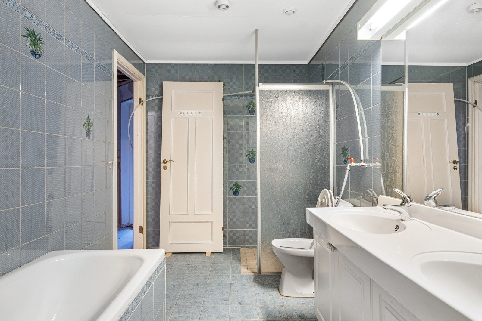 Fra badet er det dør inn til et omkledningsrom og videre inn til en badstue. Galleribilde