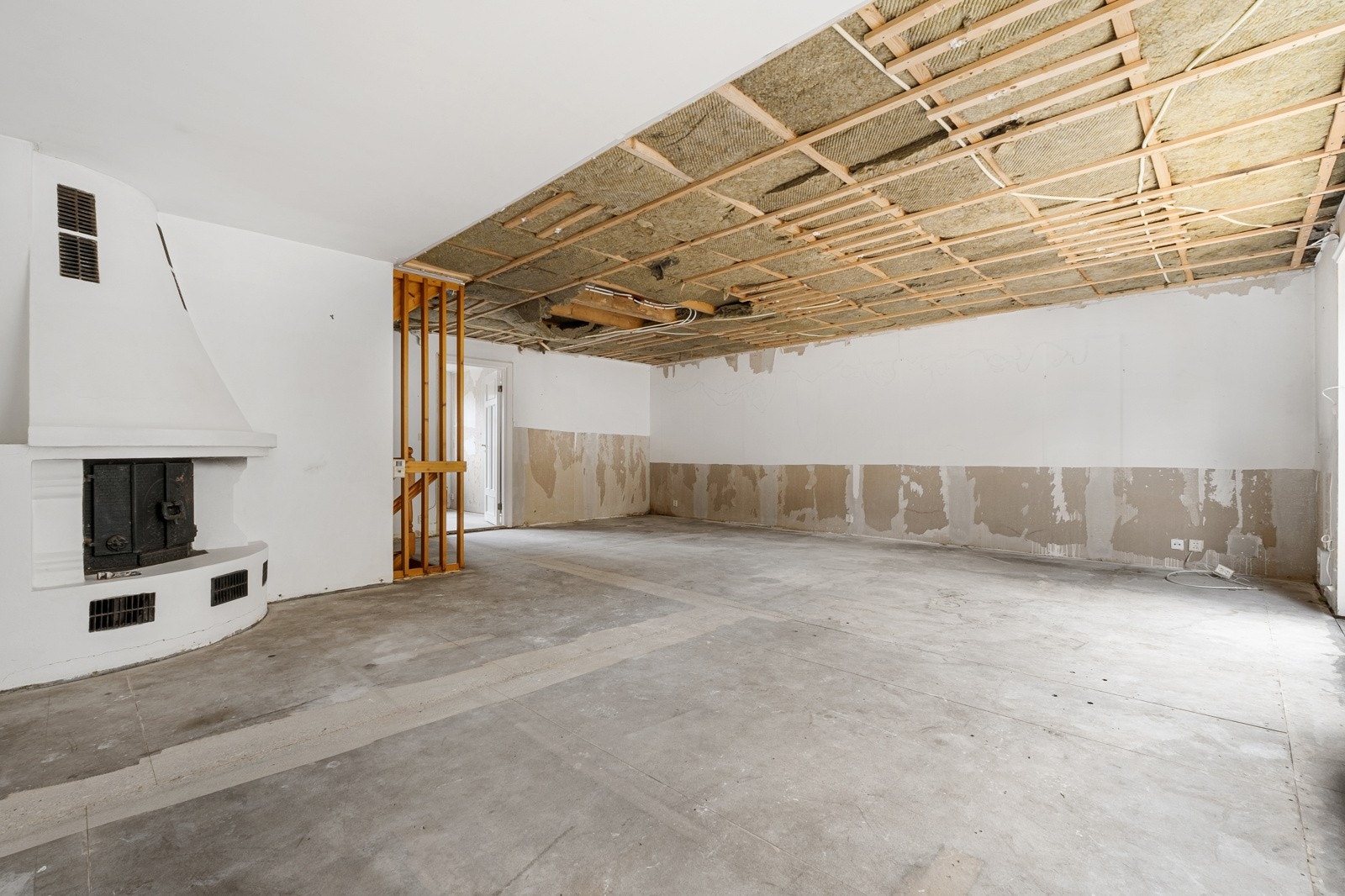 Stue med peis i hjørnet. Galleribilde