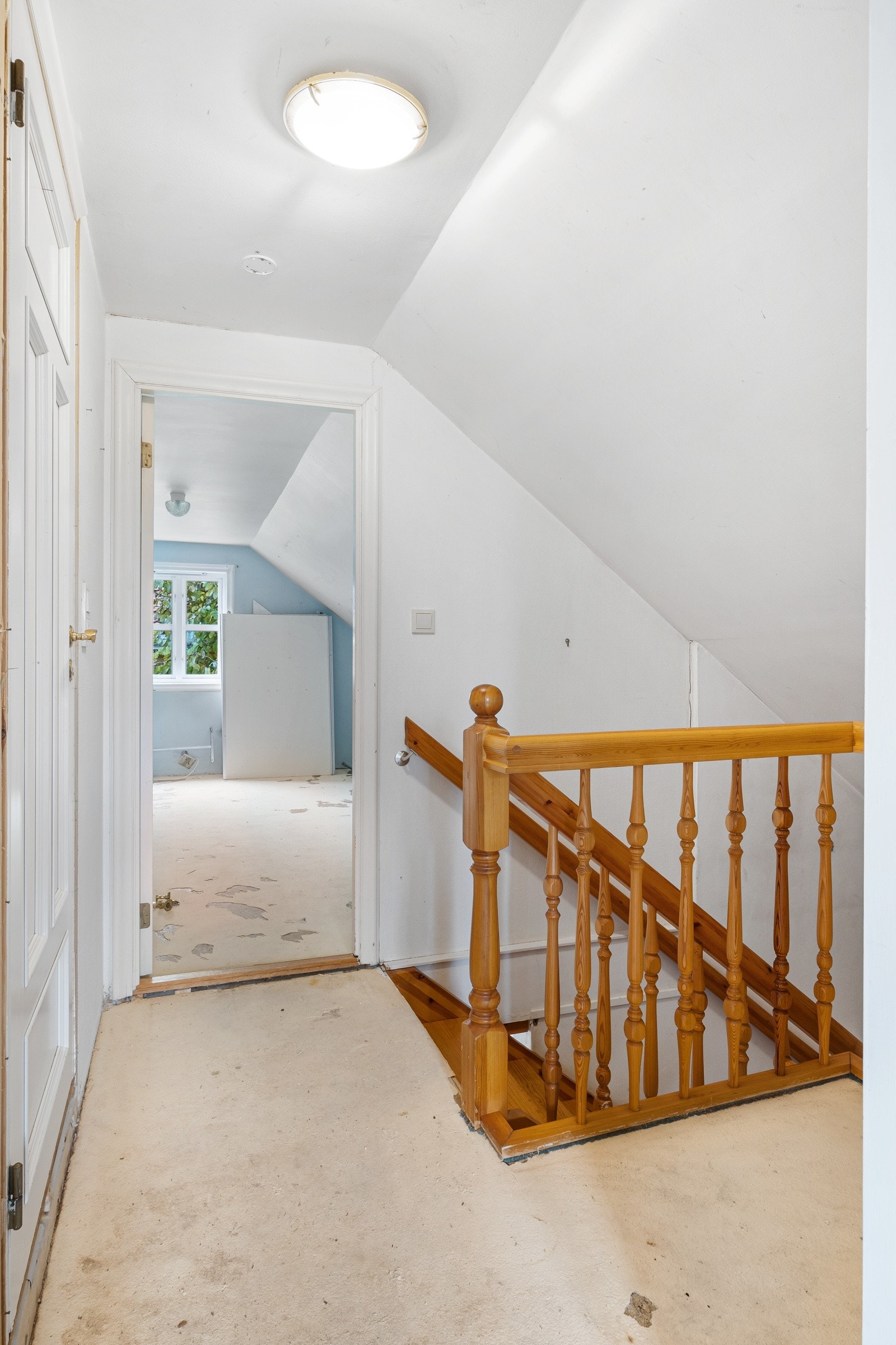 Den øverste etasjen består av bad, soverom og rom merket som loft på byggetegning. Galleribilde