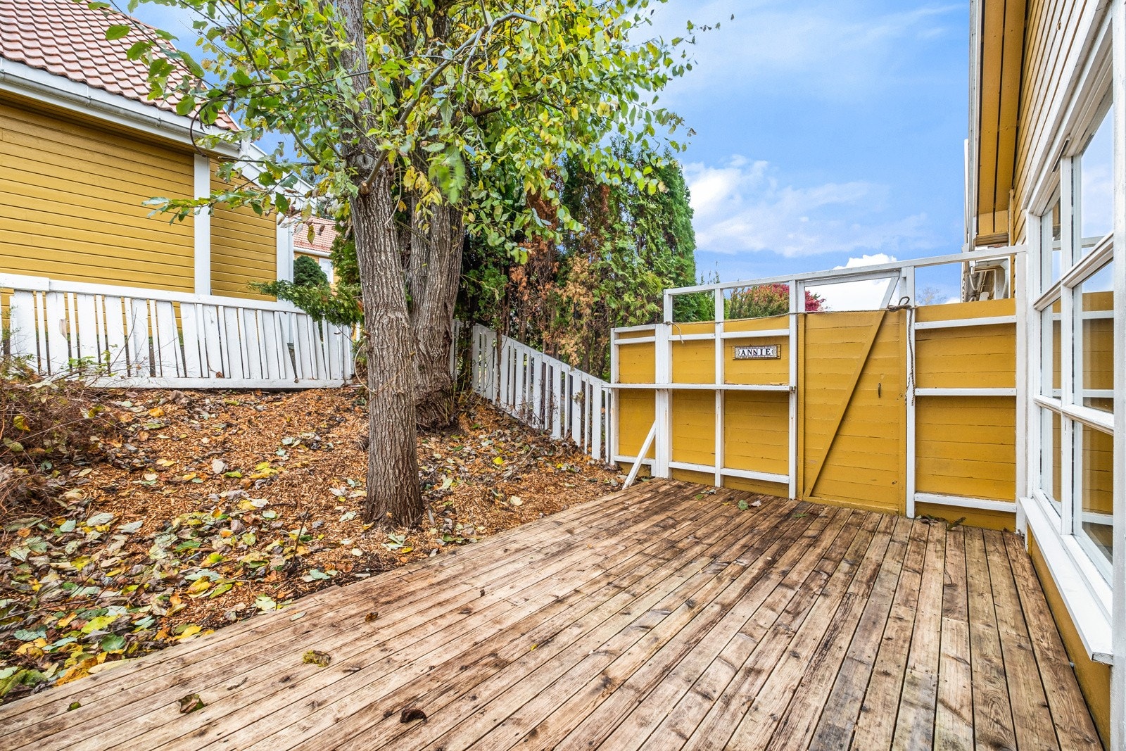 Terrasse på baksiden av huset. Galleribilde