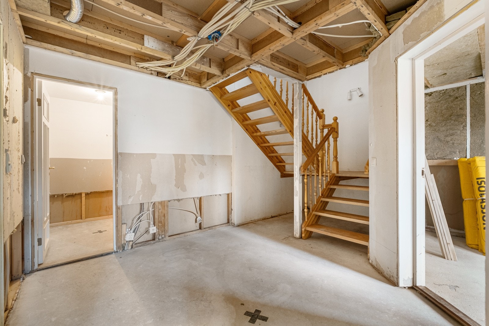 Underetasjen består av entré, hall m/trapp, to soverom, bad, badstue, omkledningsrom og to boder. Galleribilde