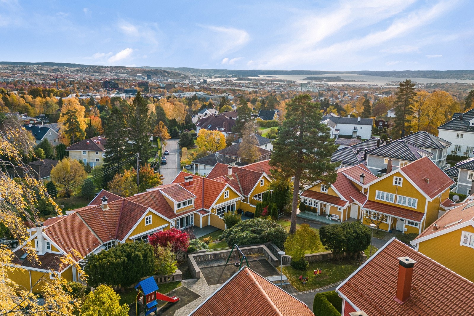 Lekeplass rett bak rekkehusene. Galleribilde