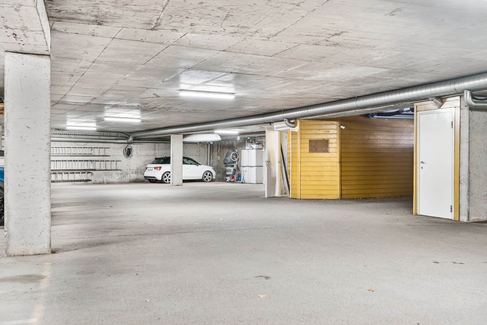 Fast garasjeplass. Galleribilde