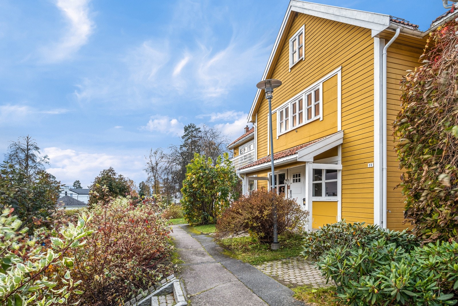 Rekkehus over tre plan med terrasse og garasjeplass. Galleribilde