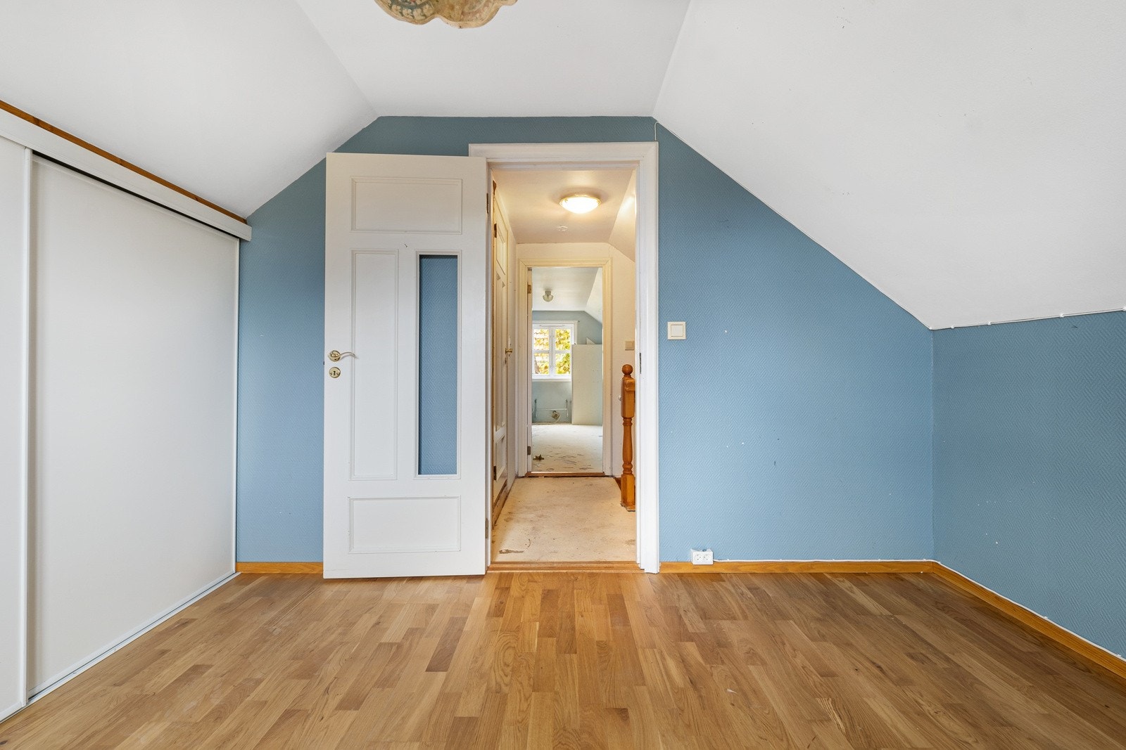 Rom med skyvedørsgarderobe. Galleribilde