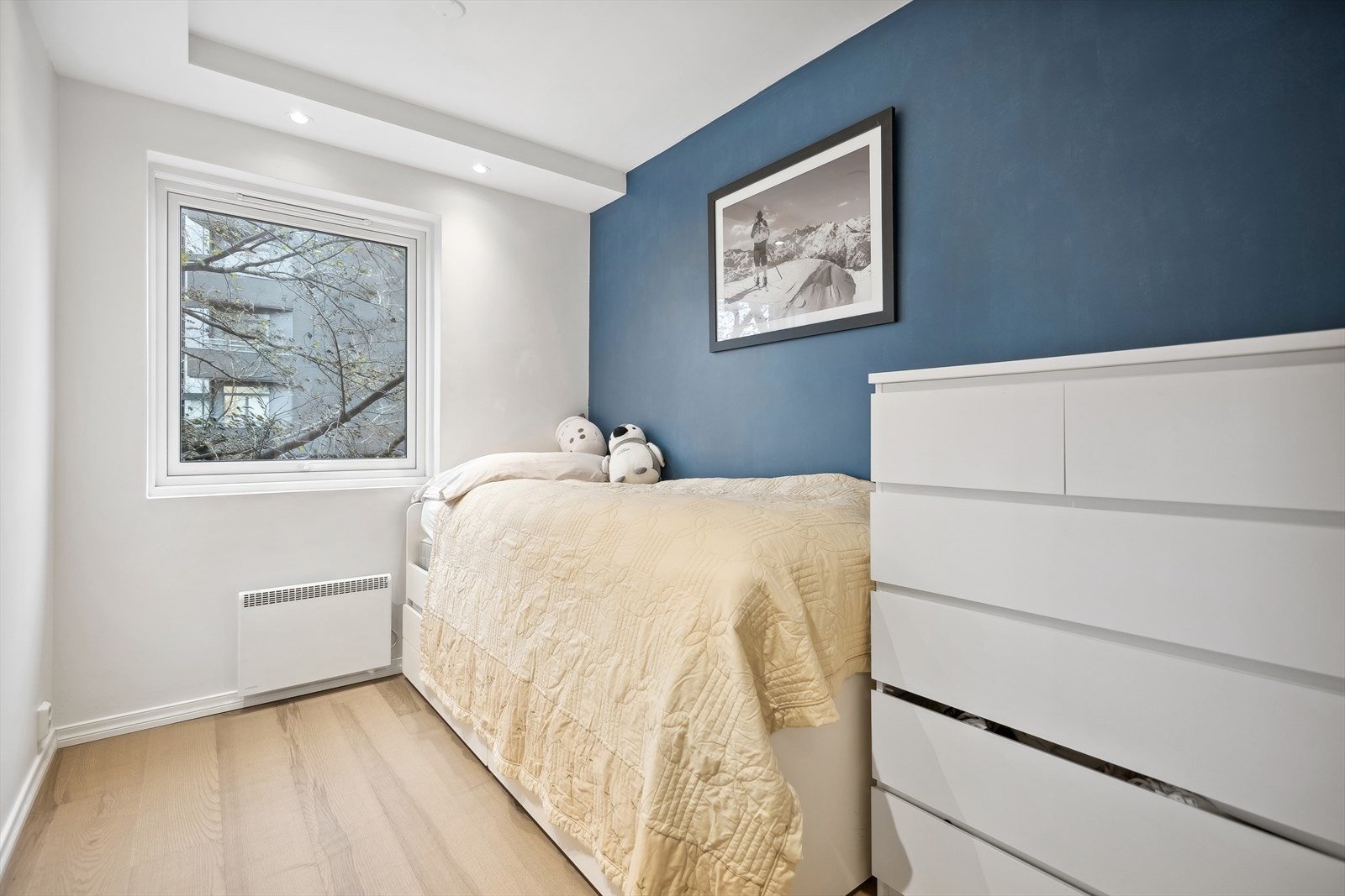 Det er god plass til seng og ønsket oppbevaringsmøblement. Galleribilde