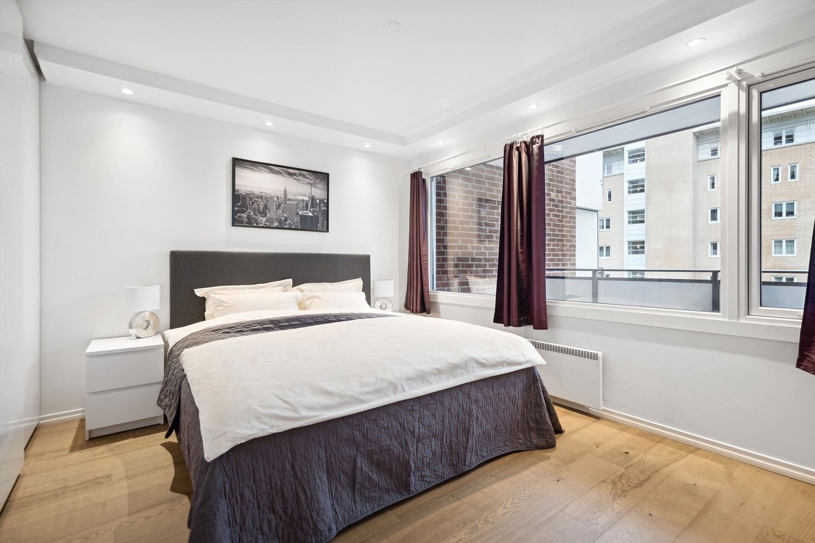 Hovedsoverommet er av svært god størrelse med plass til stor dobbeltseng. Her finner du en praktisk skyvedørsgarderobe. Galleribilde