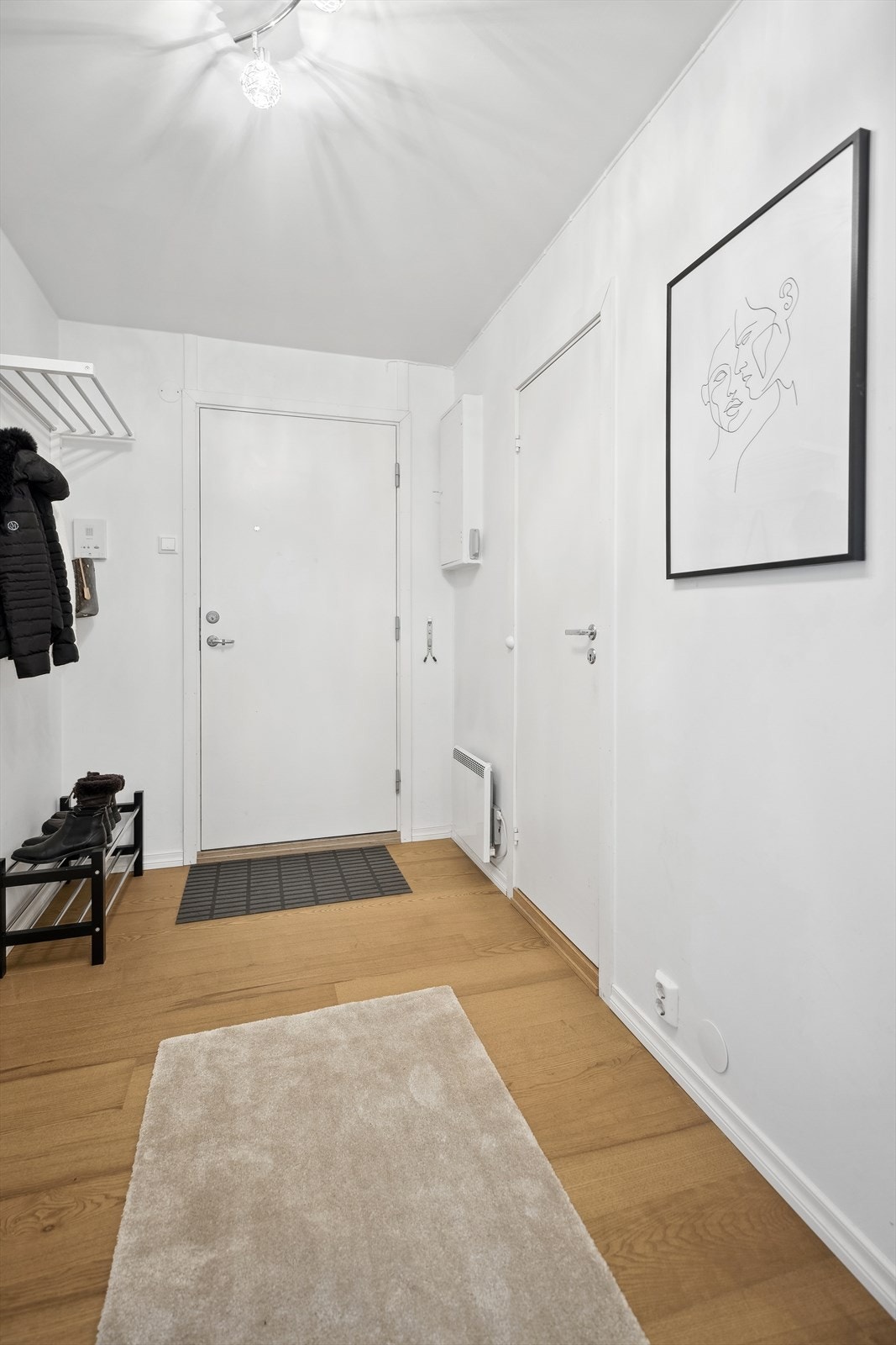 Innbydende entré med plass til å henge fra seg yttertøy og sette fra seg sko. Galleribilde