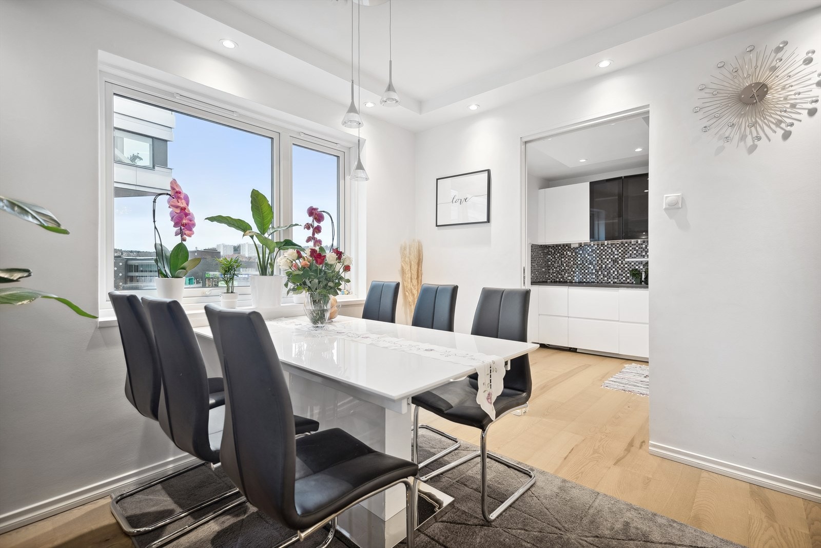 Det er god plass til en stor spisegruppe hvor hele familien kan samles. Galleribilde