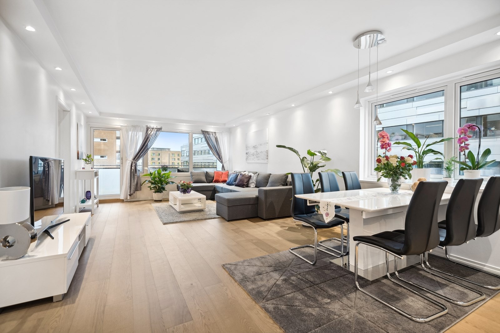 Stor og flott 4-roms andelsleilighet beliggende i 3. etasje med heisadkomst. Galleribilde