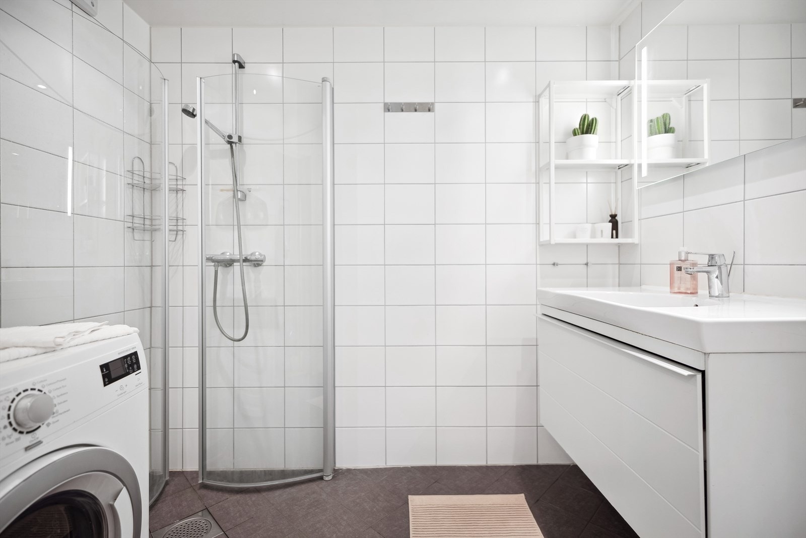 Flislagt baderom som ble pusset opp i 2013 i regi av borettslaget. Det er varmekabler i gulv og opplegg for vaskemaskin. Galleribilde