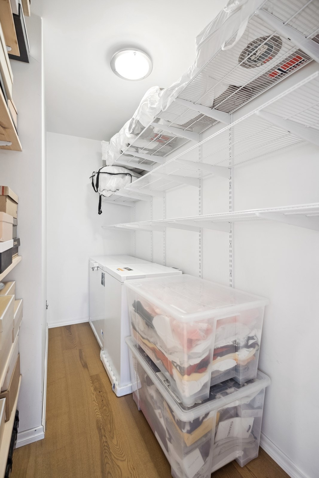 Leiligheten har et praktisk omkledningsrom, i tillegg til en ekstern bod i kjeller. Galleribilde