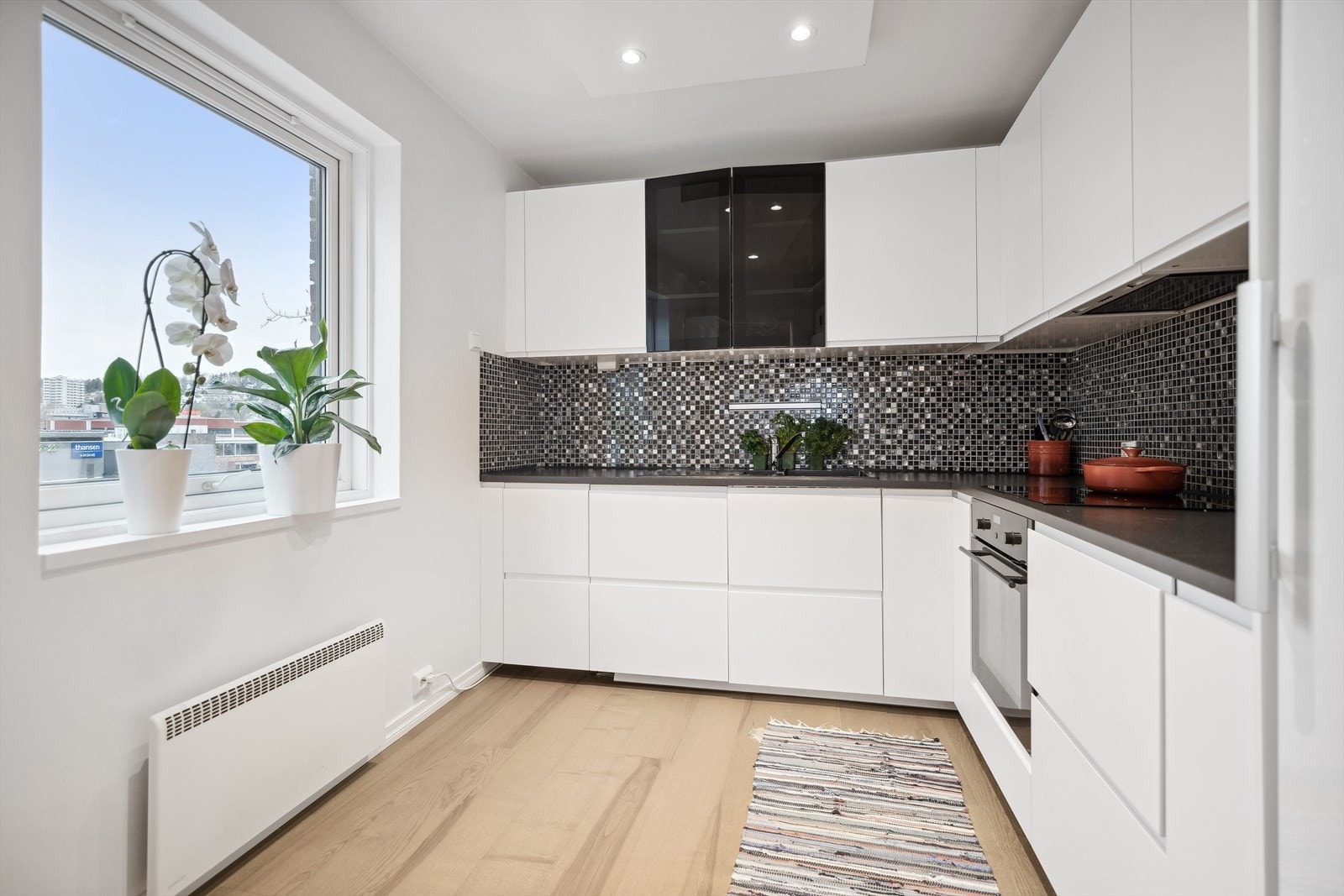 Lekker IKEA kjøkkeninnredning fra 2017 med glatte fronter og benkeplate i laminat. Galleribilde