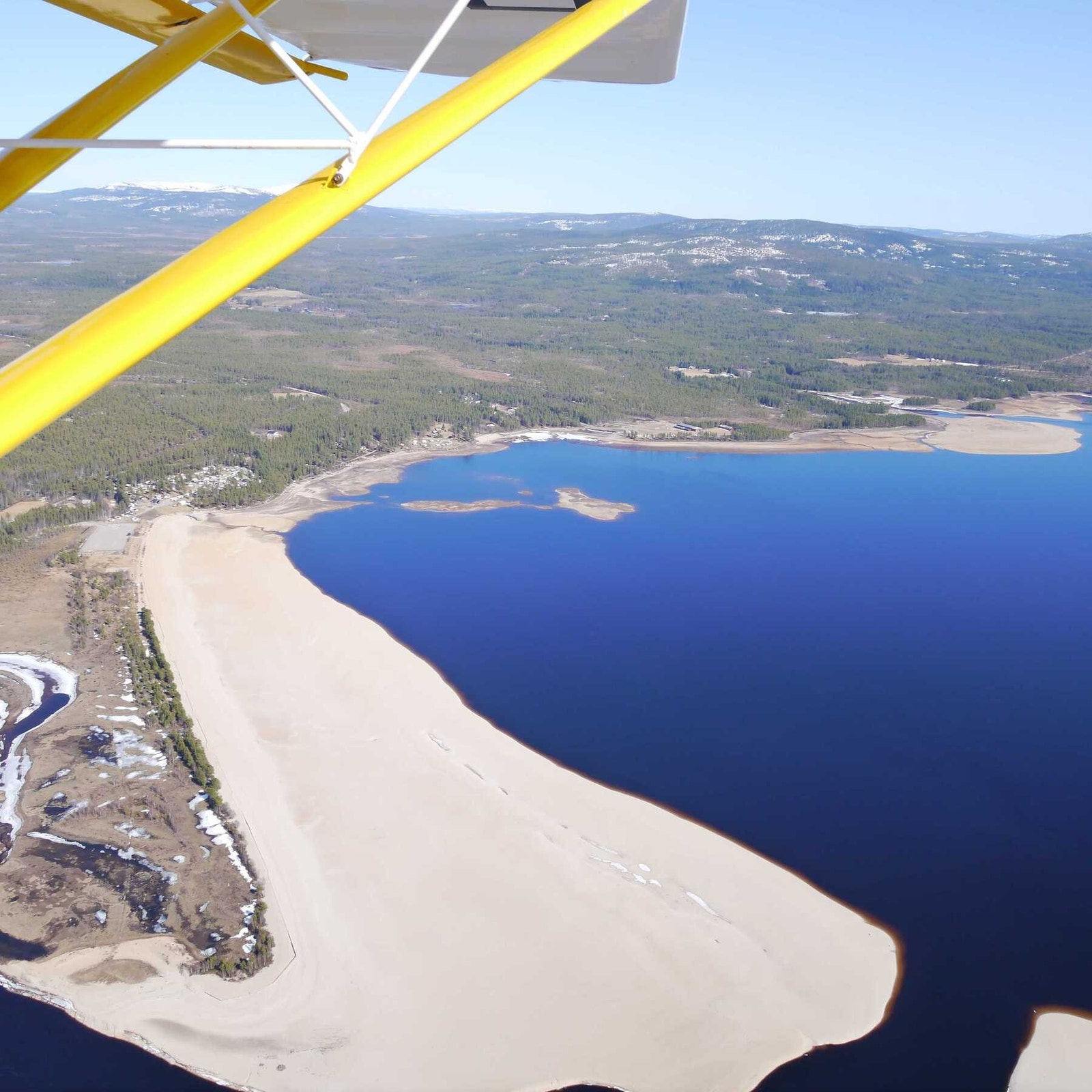 Flyfoto over området med Osensjøen i bakgrunnen. Galleribilde