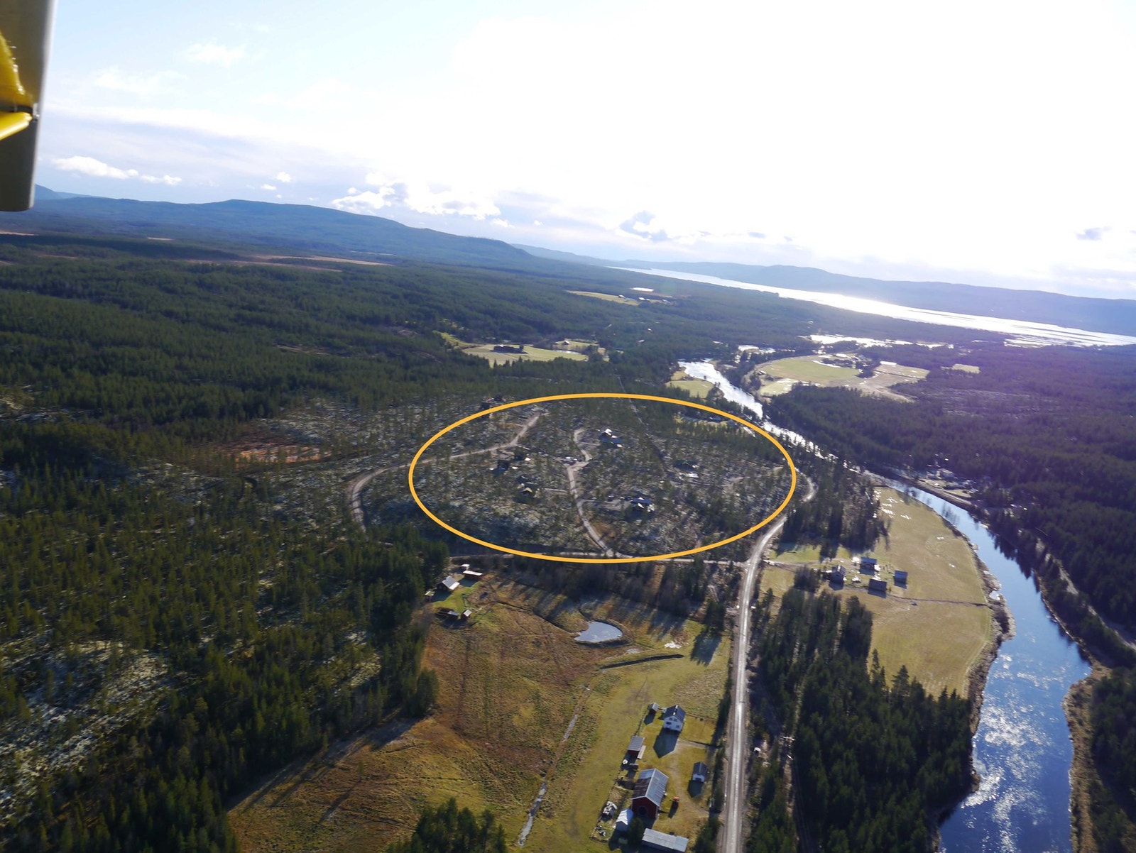 Flyfoto over området med Osensjøen i bakgrunnen.
Tomtefeltet markert Galleribilde