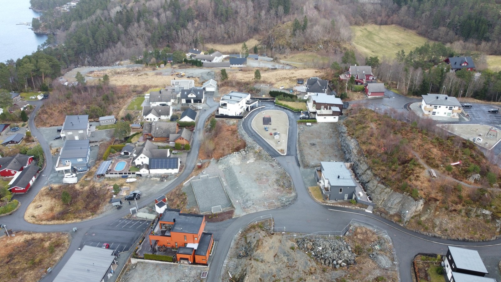 Det foreligger byggeklausul på tomtene. Dvs at tomtene skal bebygges av Nordbohus Galleribilde