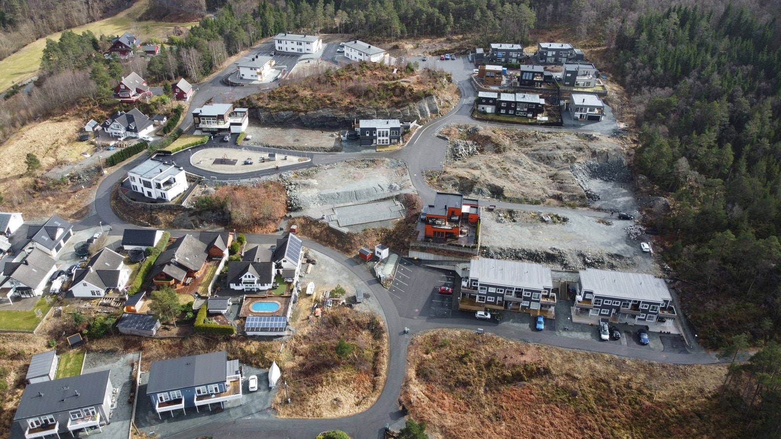 Alle tomtene er vendt i samme retning hvilket gir meget gode lys og utsiktsforhold Galleribilde