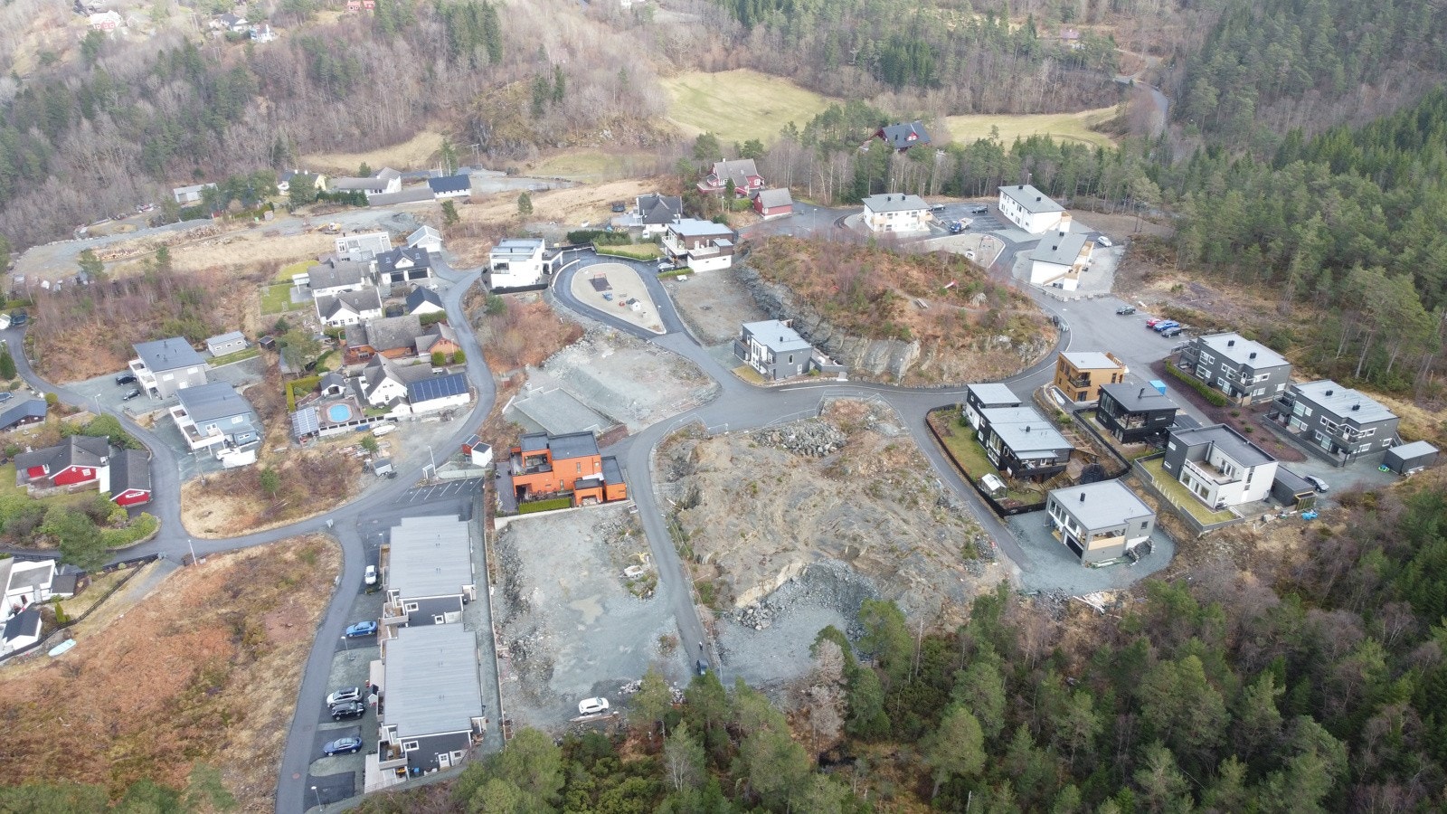 For grunneier har vi til salgs flere tomter i feltet, men det er ikke så mange igjen, så ikke vent for lenge.. Galleribilde