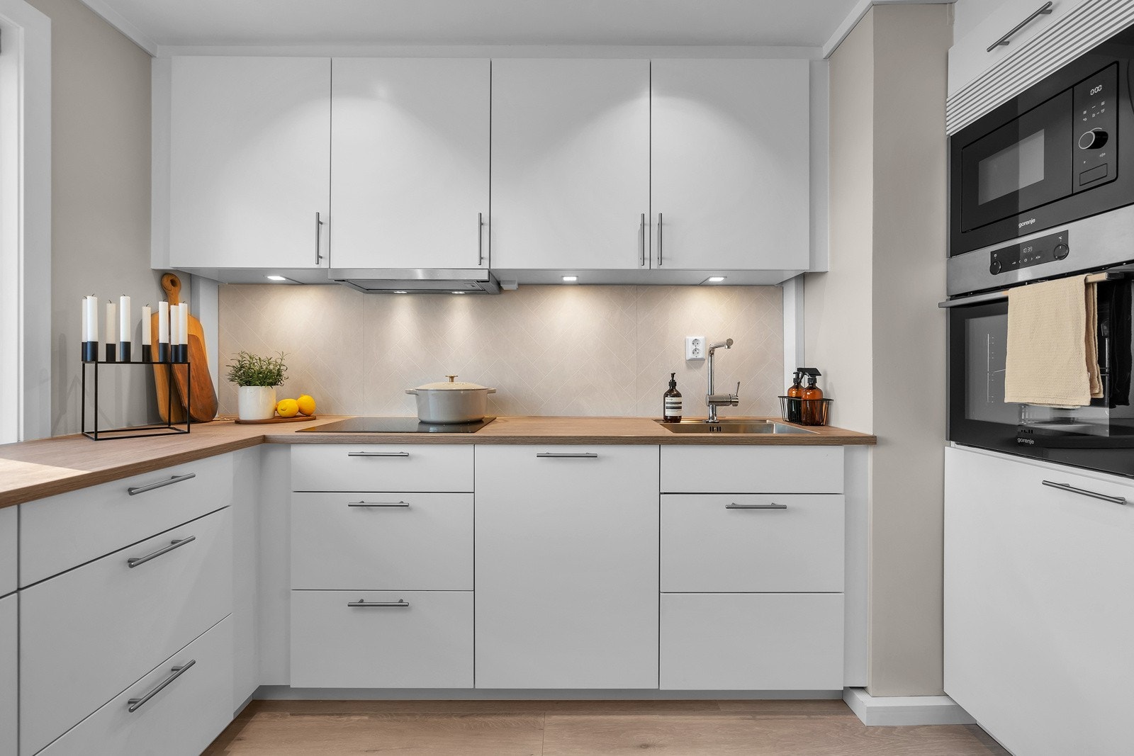 Det er godt med benk- og skapplass Galleribilde