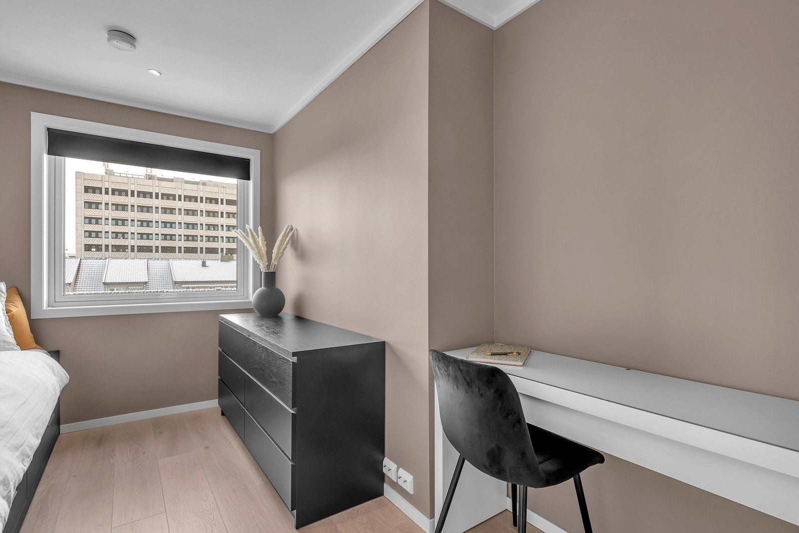 Her er det plass til seng, kommode og skrivebord Galleribilde