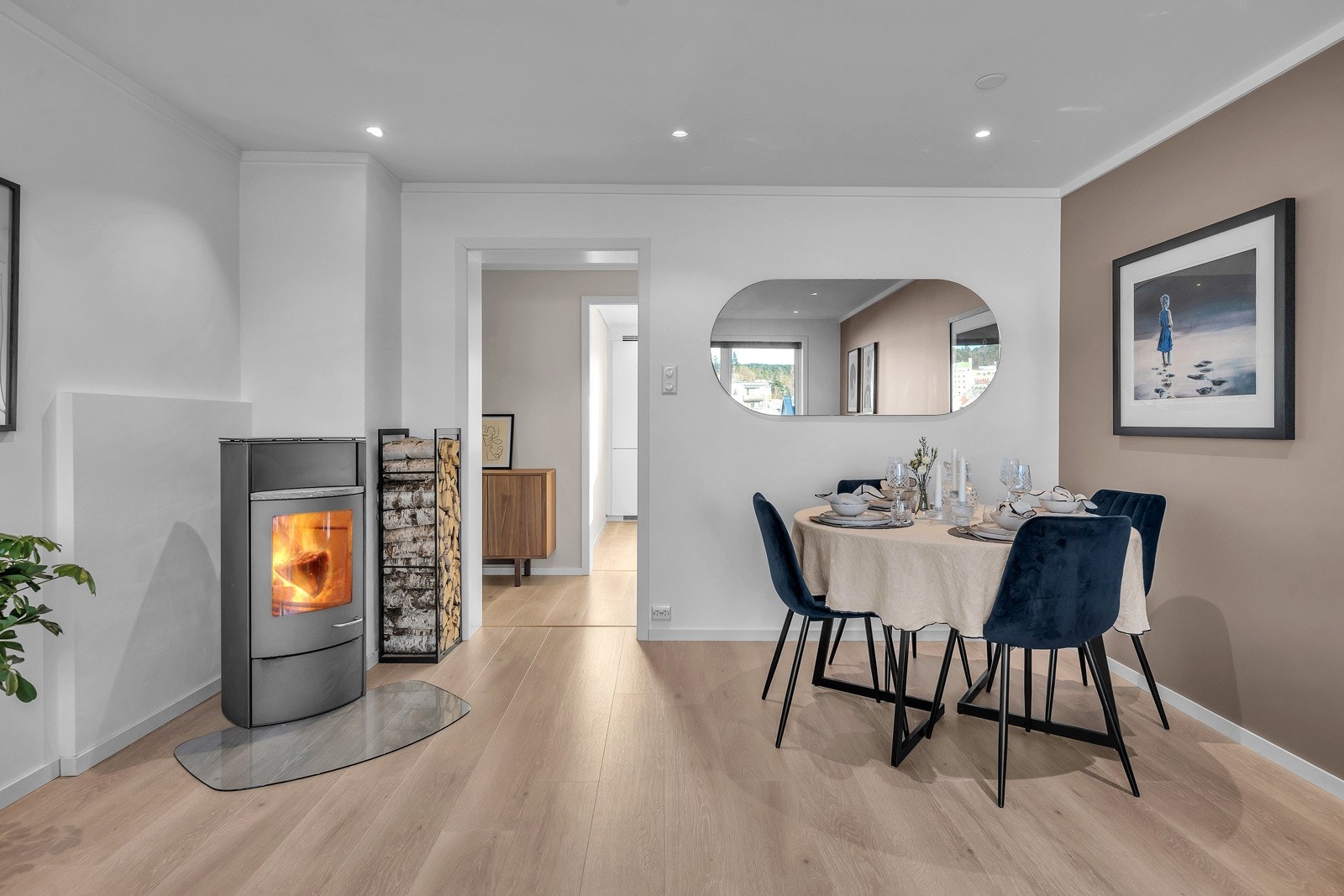 Leiligheten er malt i delikate farger med spotter i tak Galleribilde