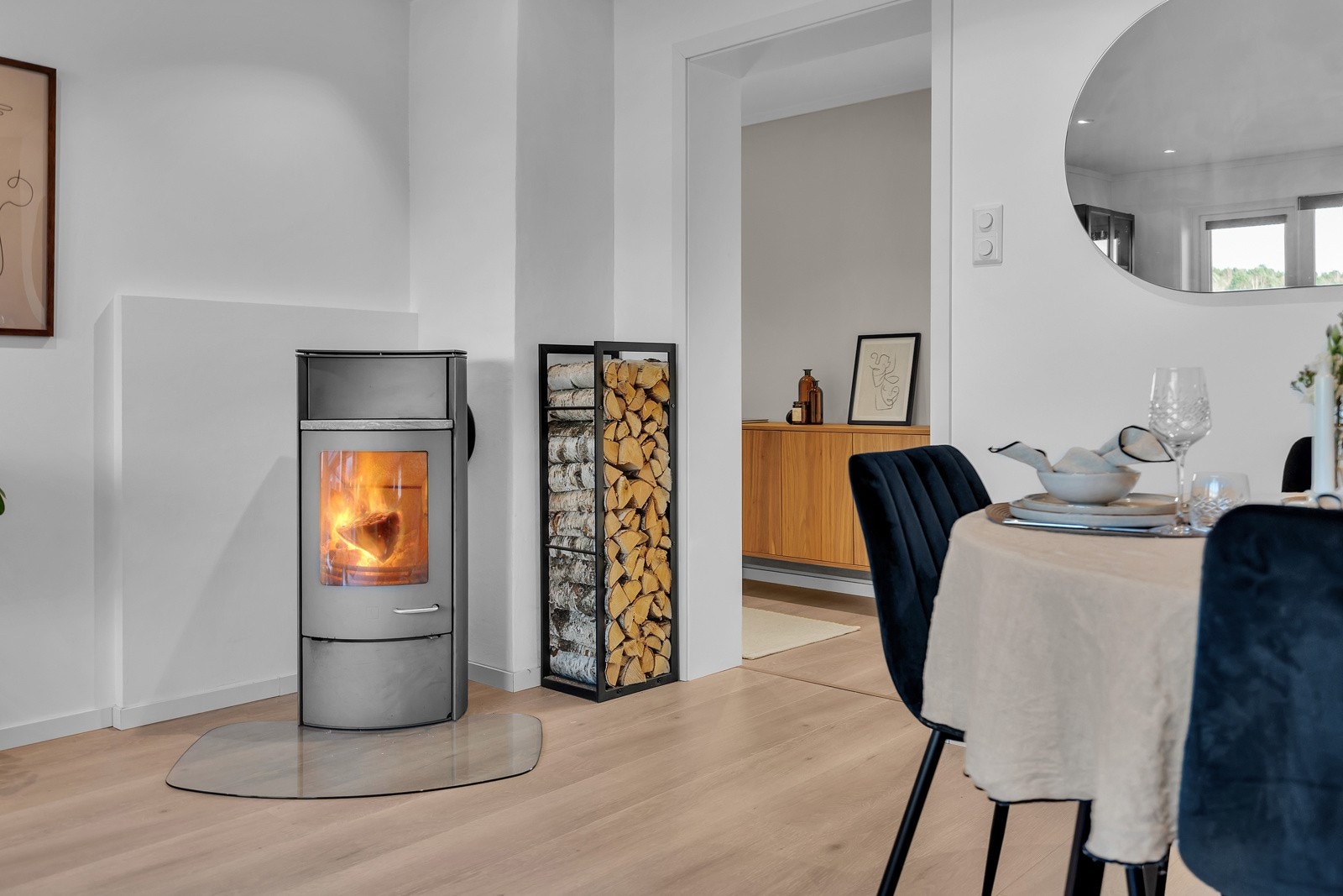 Koselig vedovn som varmer godt på kalde høst- og vinterdager Galleribilde