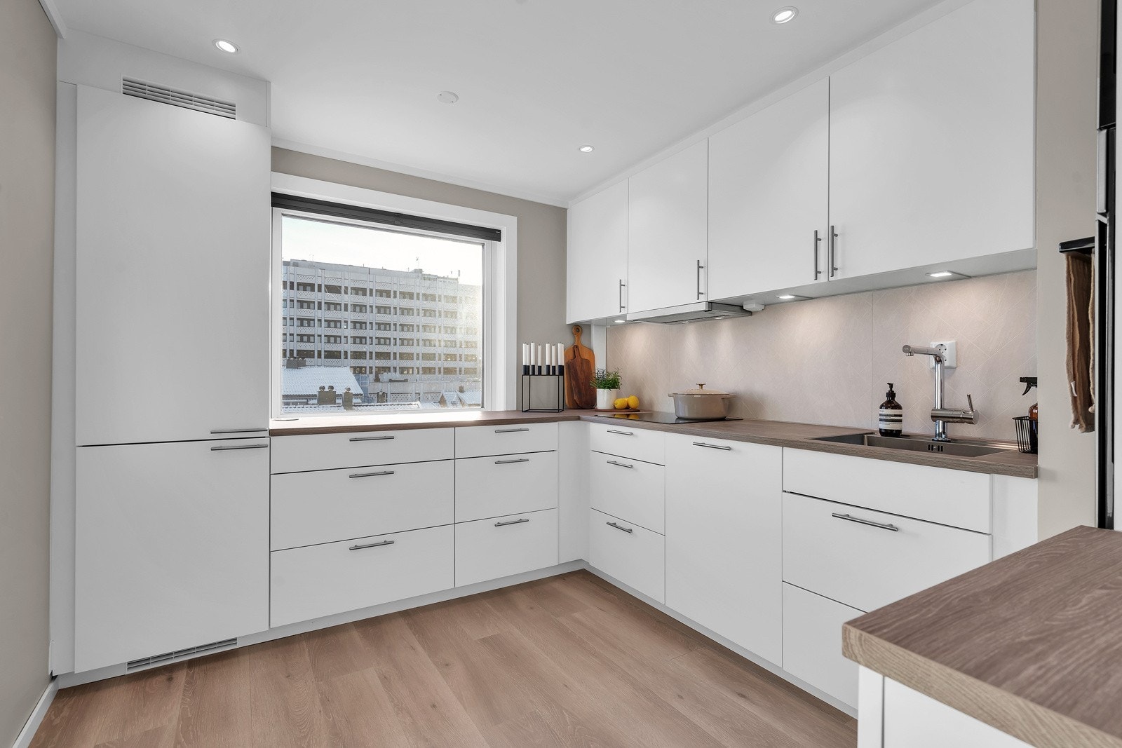 Lekkert kjøkken med integrerte hvitevarer Galleribilde