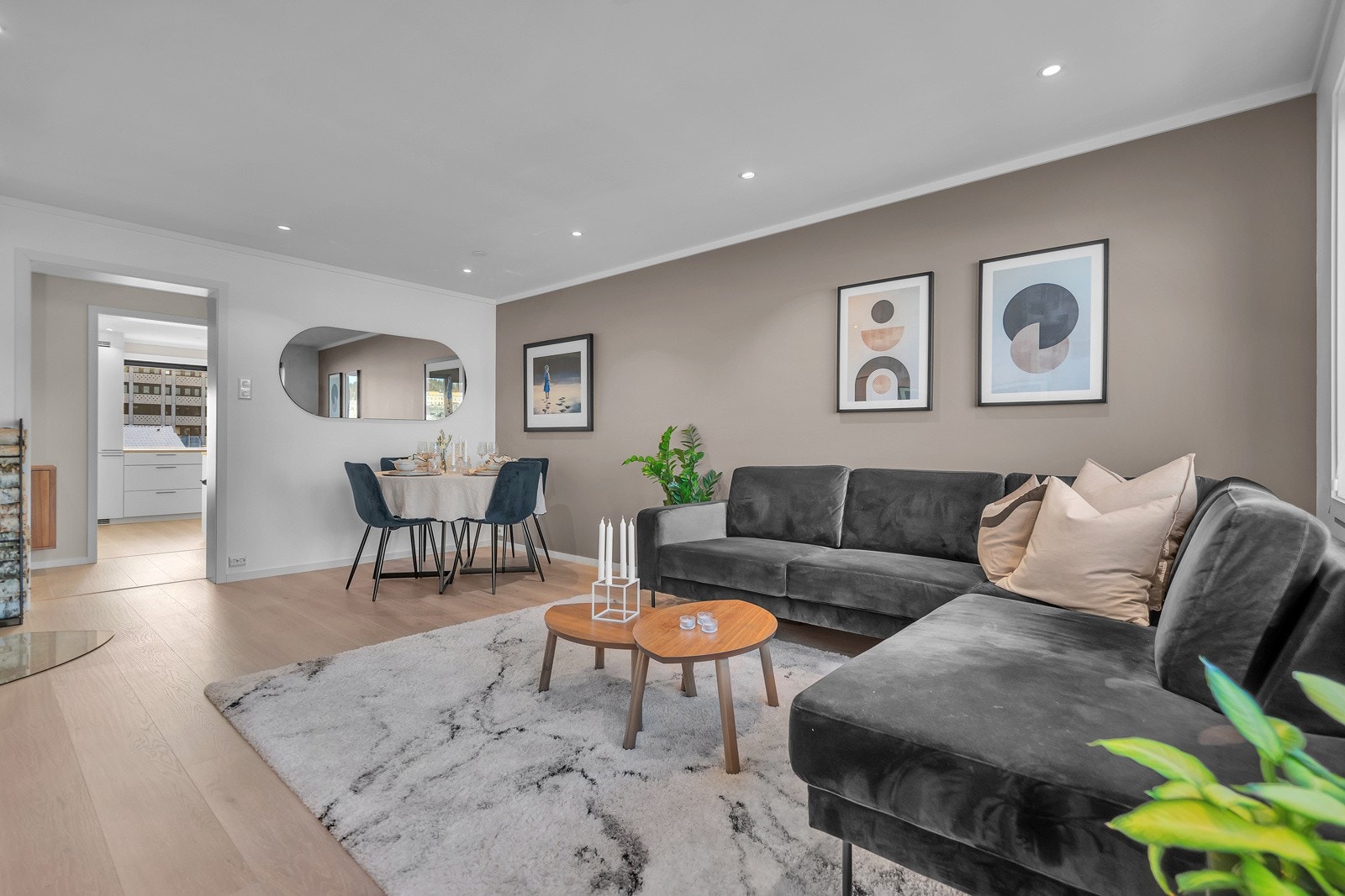 I stuen er det plass til både sofa- og spisegruppe Galleribilde