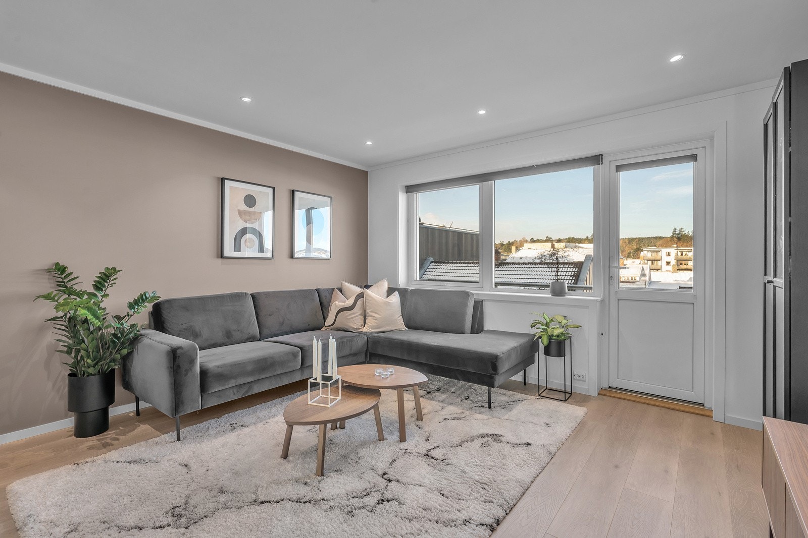 Åpen og luftig stue med store vindusflater som slipper inn rikelig med naturlig lys Galleribilde