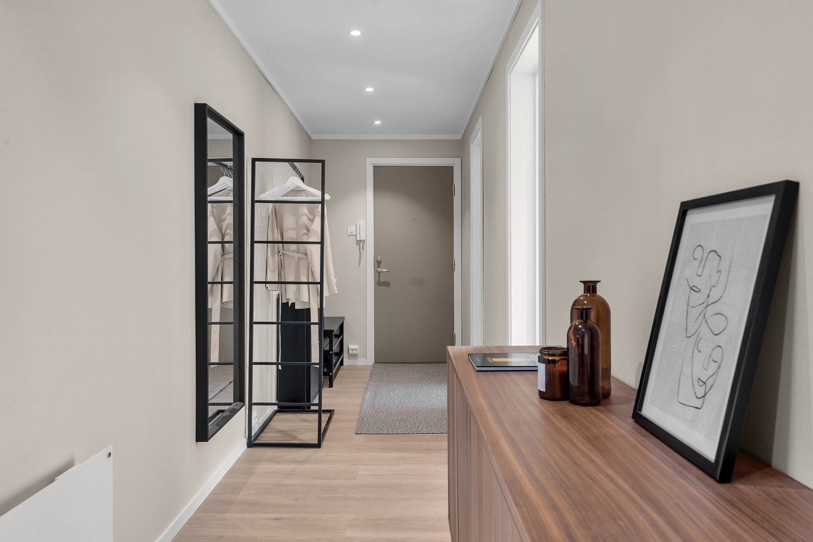 I gangen er det plass til oppbevaring av sko og ytterklær Galleribilde